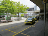 12_空港のタクシーは黄色で統一.jpg