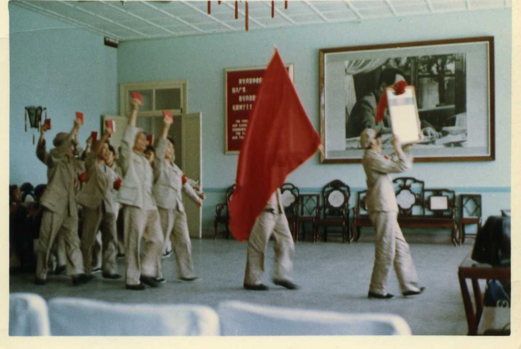 1.『毛沢東語録』を持参して、『革命歌』を歌う