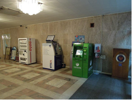 07_銀行ATMと並ぶ缶飲料自動販売機.jpg